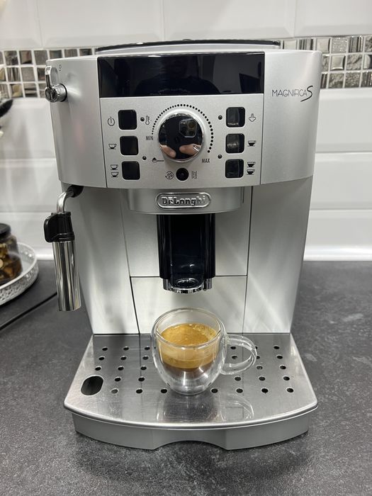 Expressor  Cafea automat cu cafea boabe si macinata