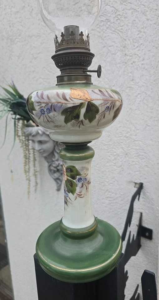 Lampa veche din porțelan,pictata manual.