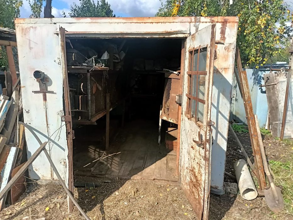 Срочно продам будку с закрывающимися дверьми.