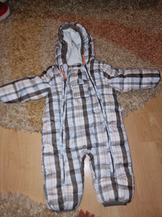 Combinezon gros , impermeabil , in stare foarte buna , marimea 74