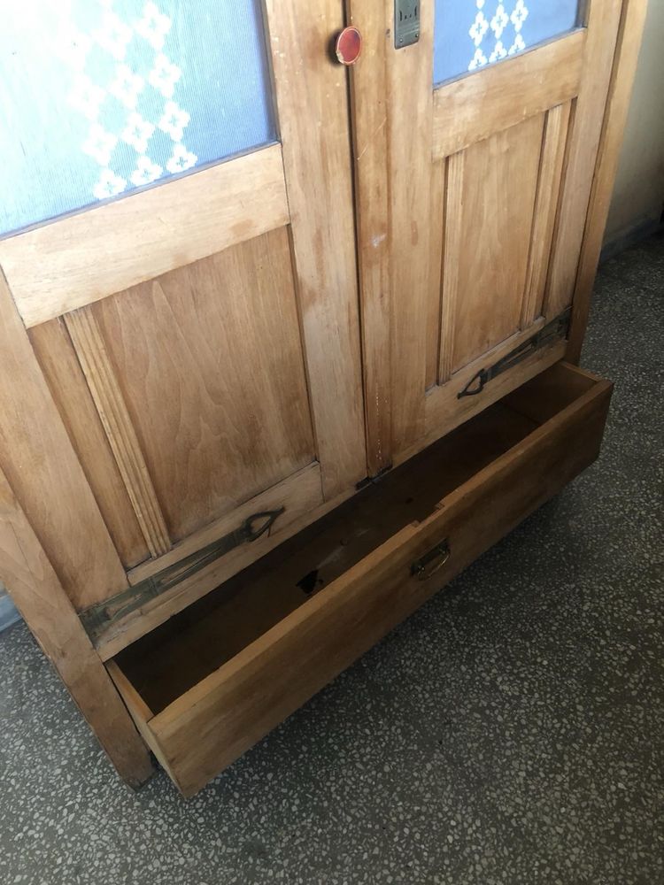 Старинен шкаф с дърворезба