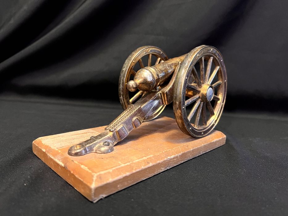 Decorațiune in forma de tun fixat pe un postament din lemn