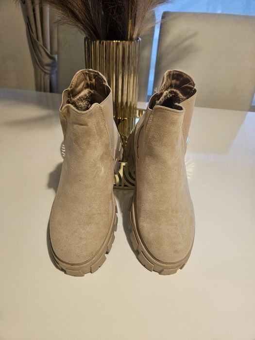 Ghete crem cu captuseala, marimea 38