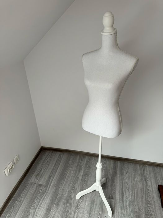 Manechine de închiriat pentru costumul de mire și rochia de mireasă