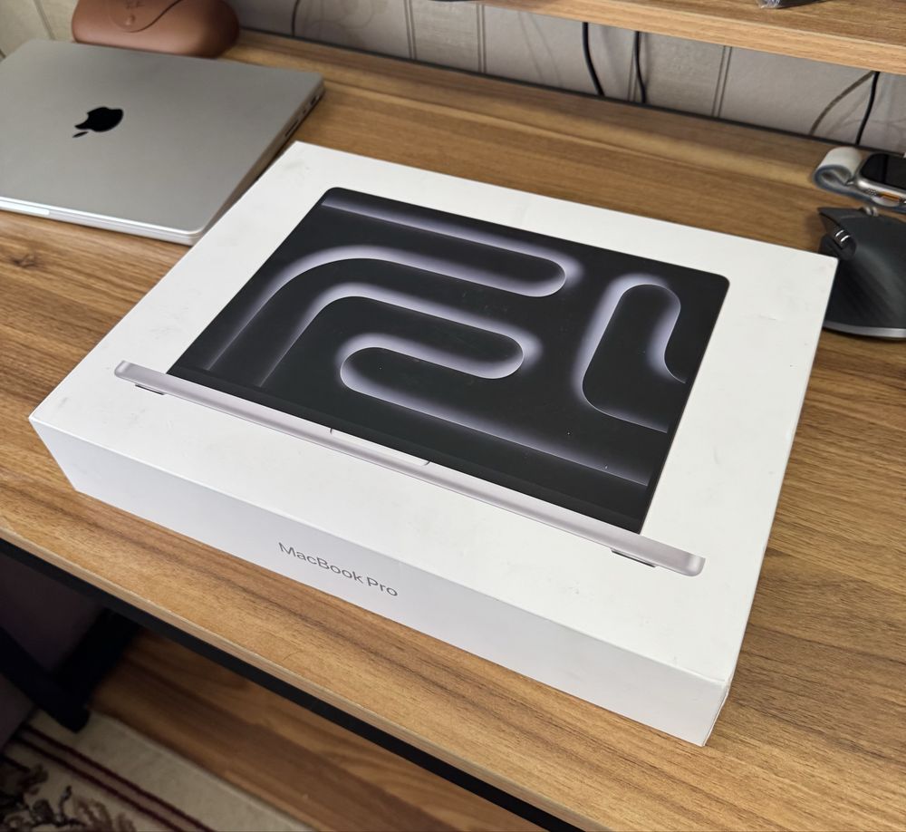 MacBook Pro m4 (silver)