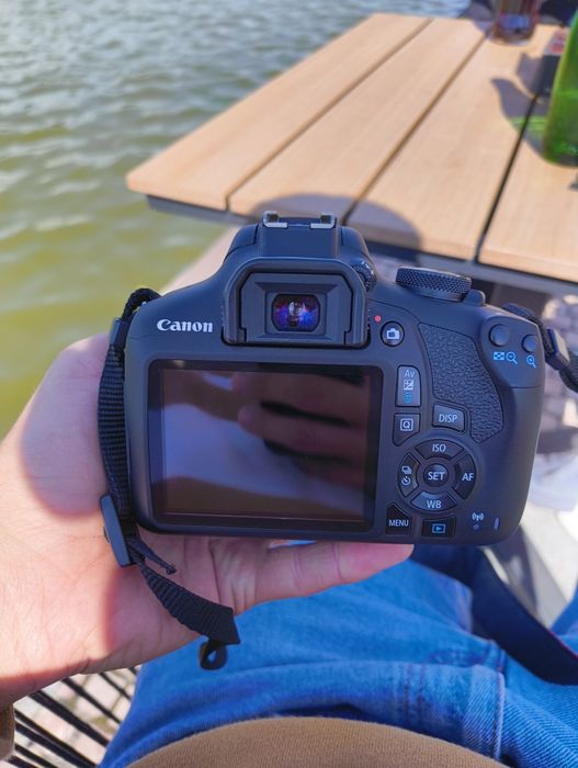 Цената е крайна ! Canon 2000D ,като нов на 7000 кадъра
