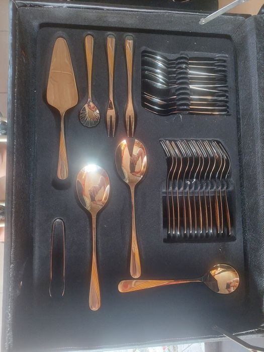 Set plosca și cana de vin/bere și set tacâmuri decorate cu aur 18k.