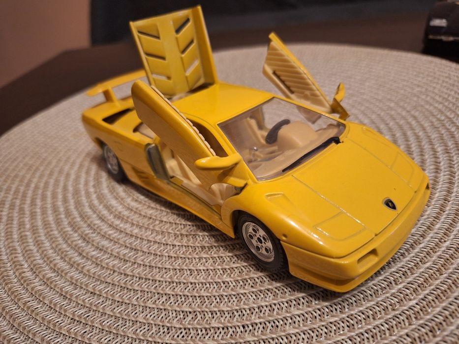 Метални колекционерски колички BURAGO 1:24