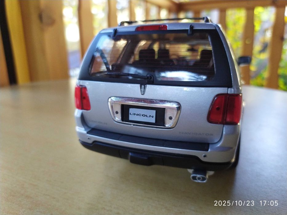 1:18 Метален модел на Lincoln Navigator 2005 Welly