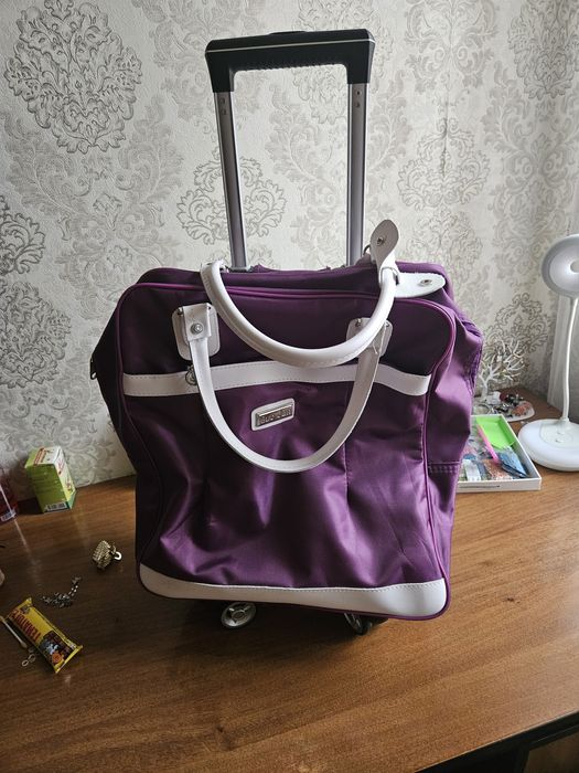 Продам сумку на колёсиках