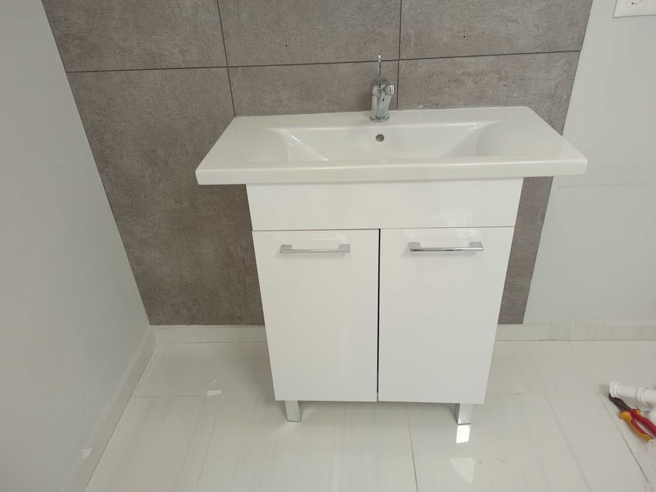 Шкаф за баня + мивка + смесител