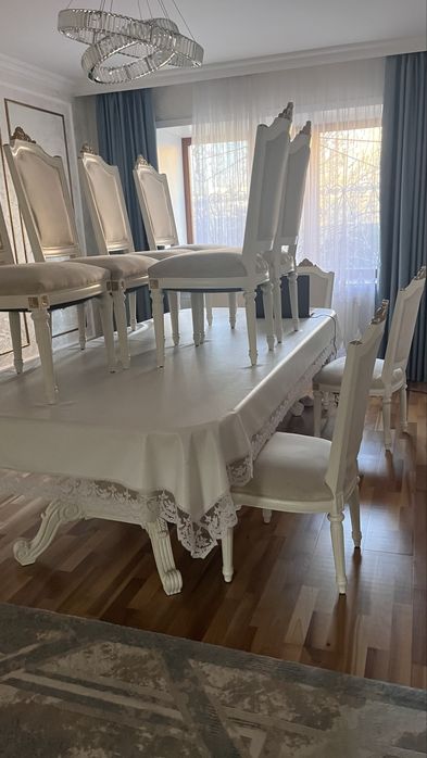 Стол со стульями из дерева