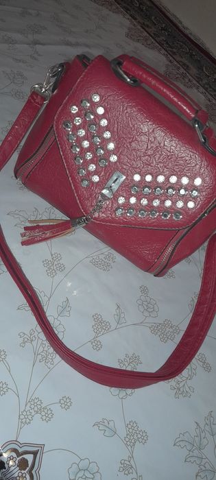 Shiroyil qizil sumka