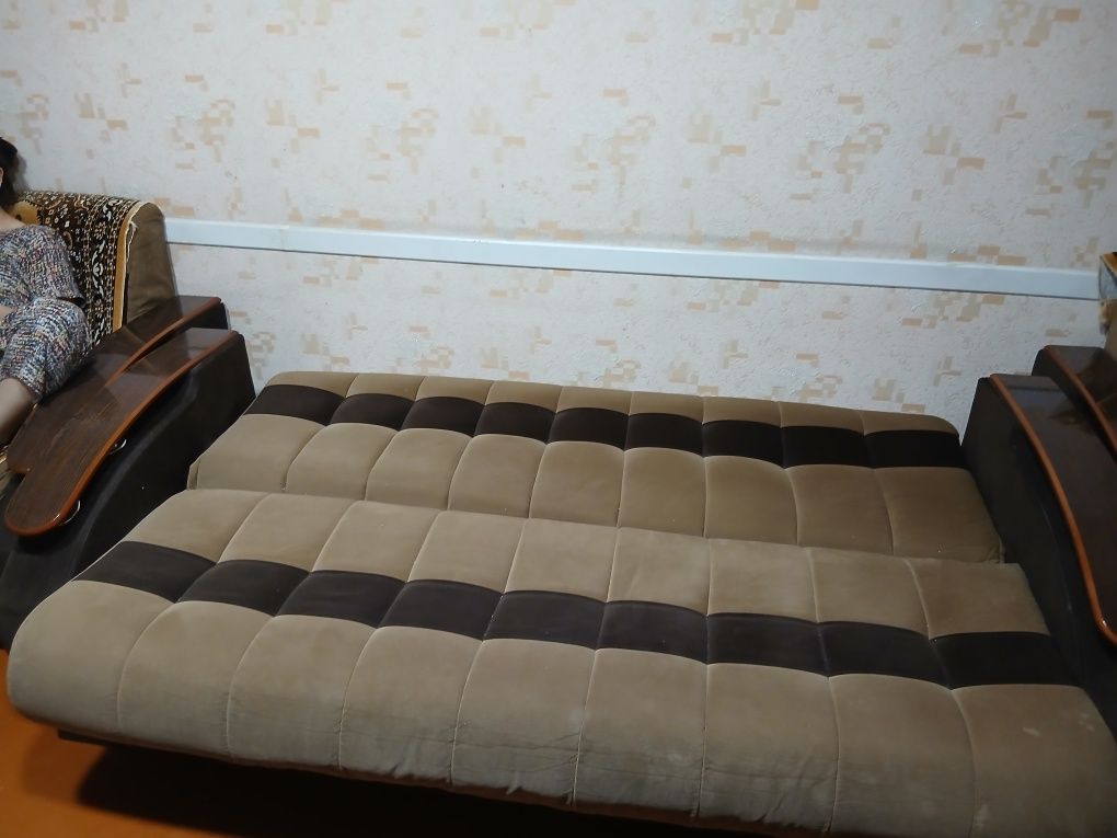 Раскладной диван и 2 кресла