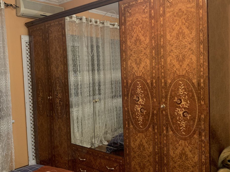 Продаю гарнитур,кровать,две тумбочки, и комод с зеркалом