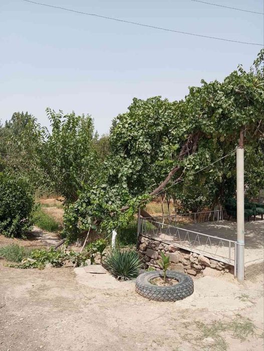 Уй сотилади 14 сотих хамма шароити (газ свет сув) бор хужжатларида кам