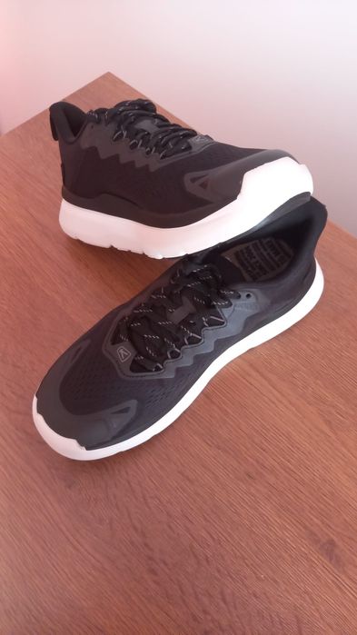 Adidas de drumeție Keen