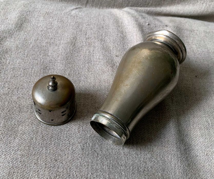 Solnita vintage argintata tip sugar caster muffiner pentru zahar pudra