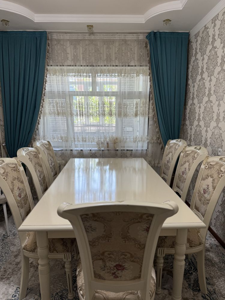 Продаю стол большой с 8 стульями