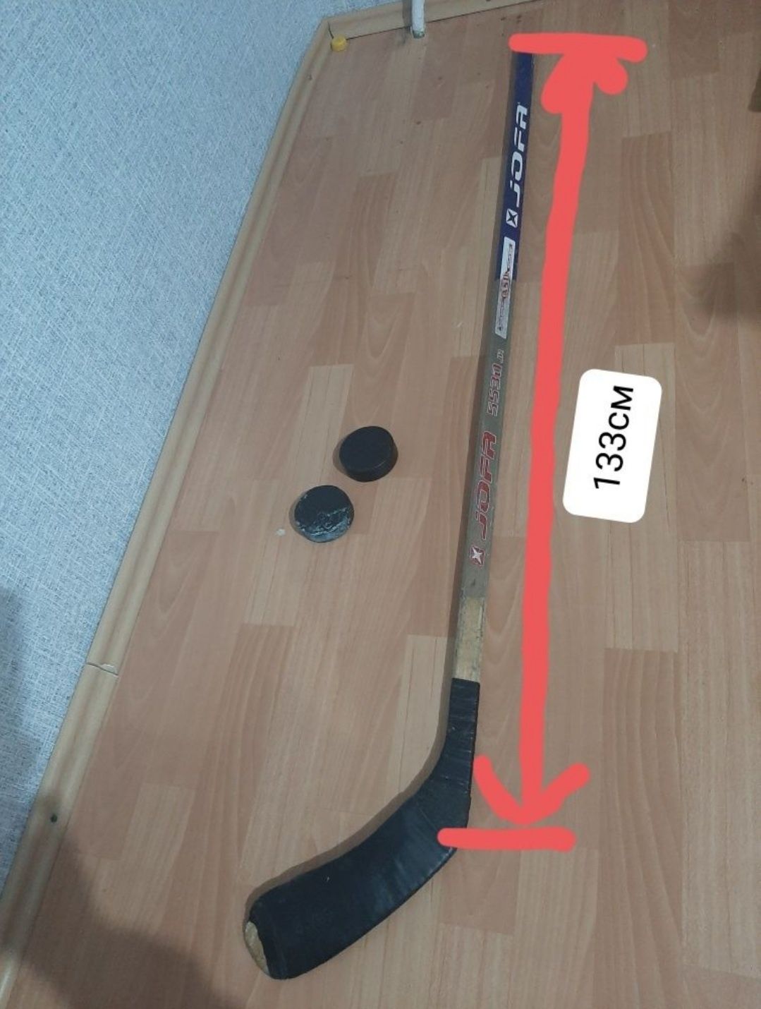 Клюшка JOFA + 2 шайбы. Б/у. Левый хват.