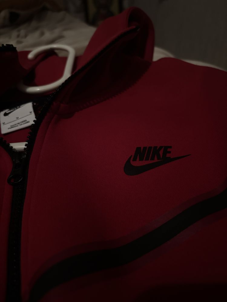 Оригинален червен nike tech fleece
