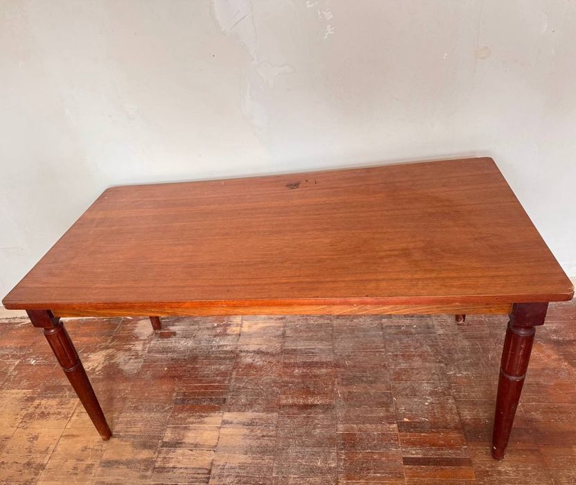 Румынская стенка в комплекте два стола.