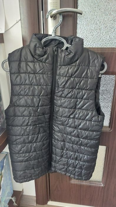 Черен елек,без ръкави,неразличим от нов.158-164.Рамо-36см,дълж.-60см..