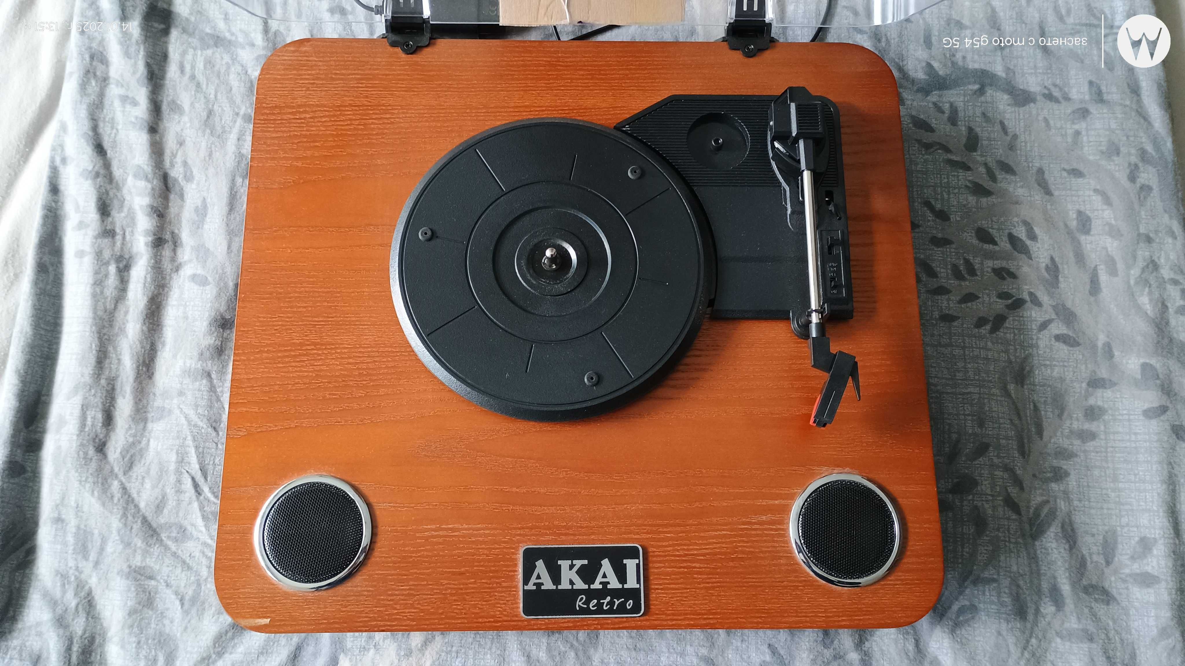 Продавам грамофон AKAI Retro