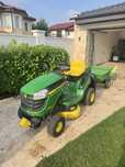 Tractoras John Deere  x115 tuns iarba