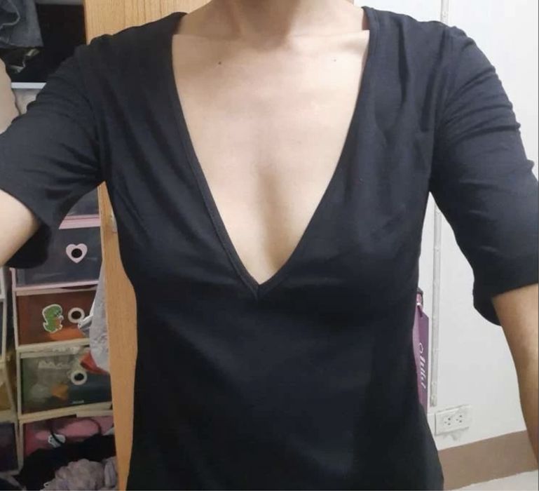 Tricou negru Shein cu decolteu adanc XS