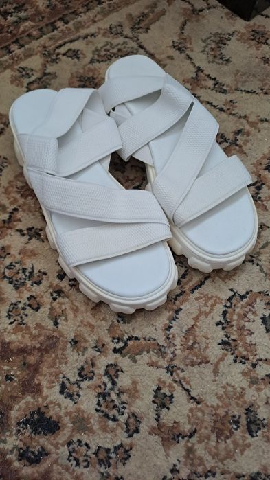Продам сандали 3000