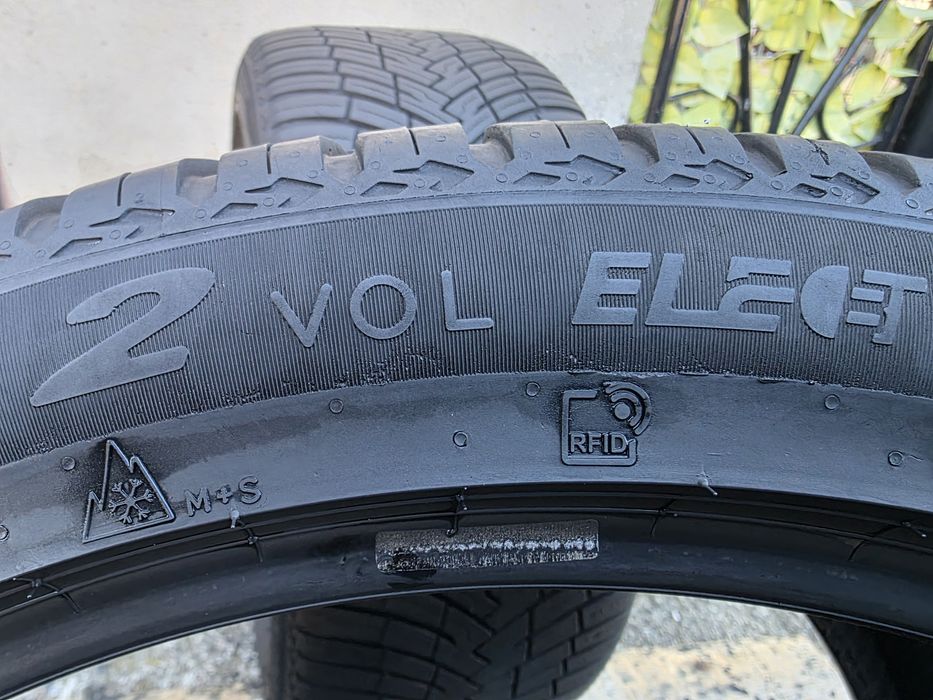 Vând două anvelope de iarna pirelli scorpion 255 40 20 dot 4922