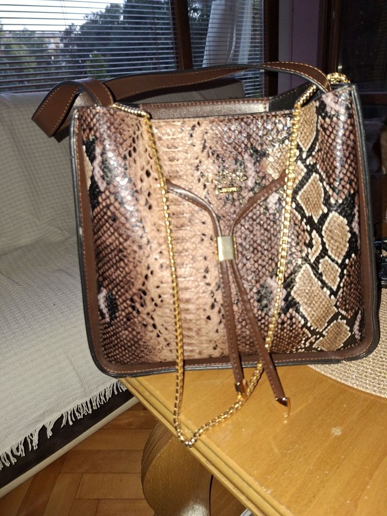 Дамска Чанта GUESS -40 лв.