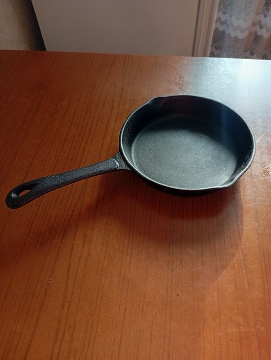 Продам чугунную финскую сковороду, для блинчиков.