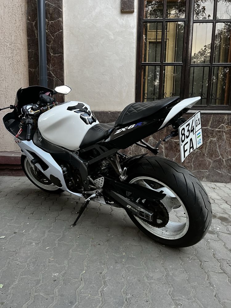 Kawasaki zx-6r sotiladi.