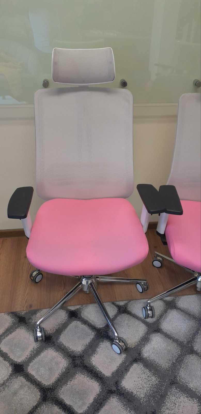 Продаватсе комплект 9 офис стола, в бяло и розово.