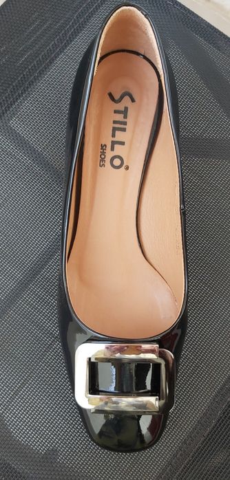 Дамски черни лачени обувки с катарама и нисък ток