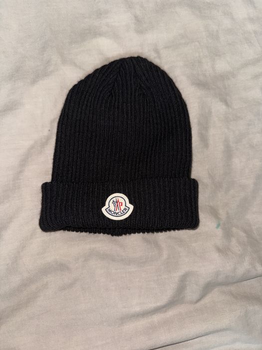Зимна шапка на Moncler