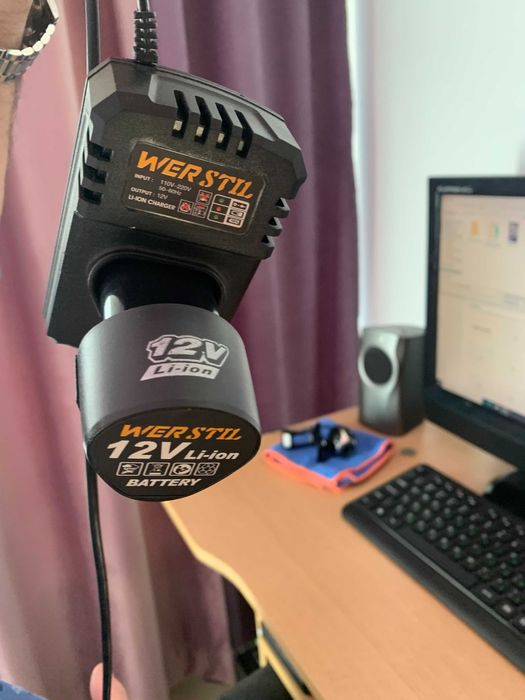 продавам станция за заряд/зарядно/ със две батерии за винтоверт