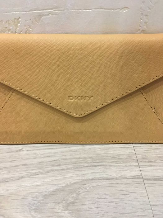DKNY клъч портфейл в бежаво и лила