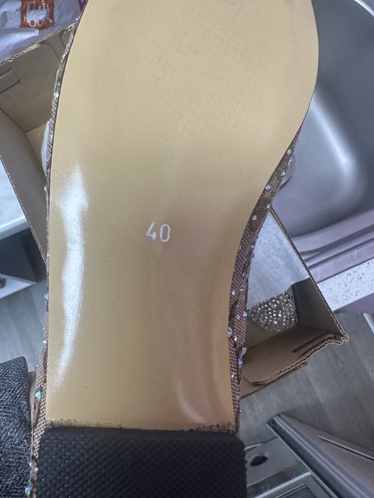 Обувки Gucci с камъни