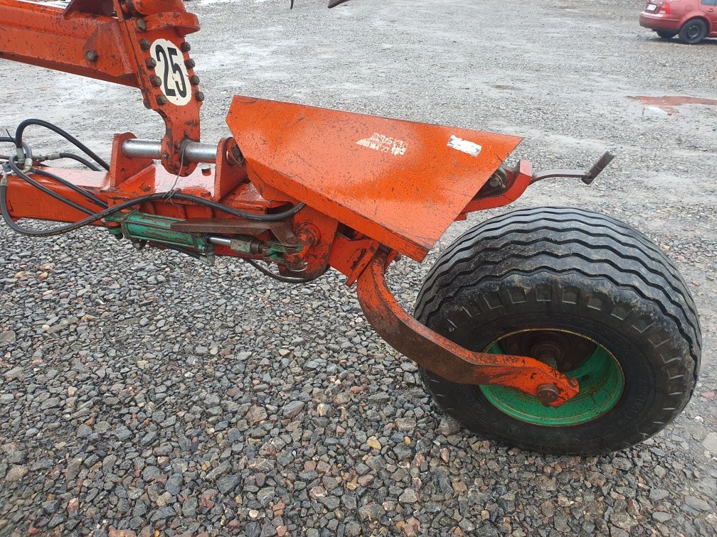 Plug tractat kverneland 5 brazde . Ca kuhn huard lemken