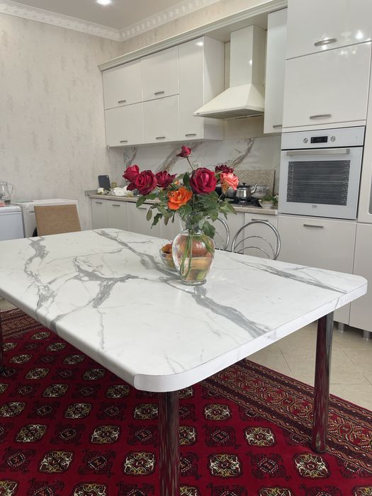 Продам столы обеденные 2 шт. за 60000. 1й на 8-10 чел. 2й на 6-8 чел.