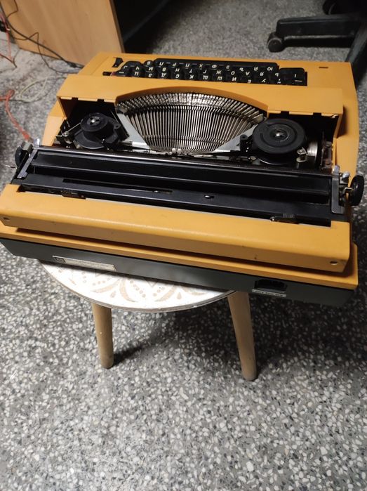 Електрическа пишеща машина Хеброс 305