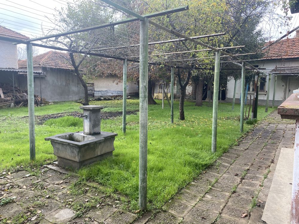 Къща с голям двор