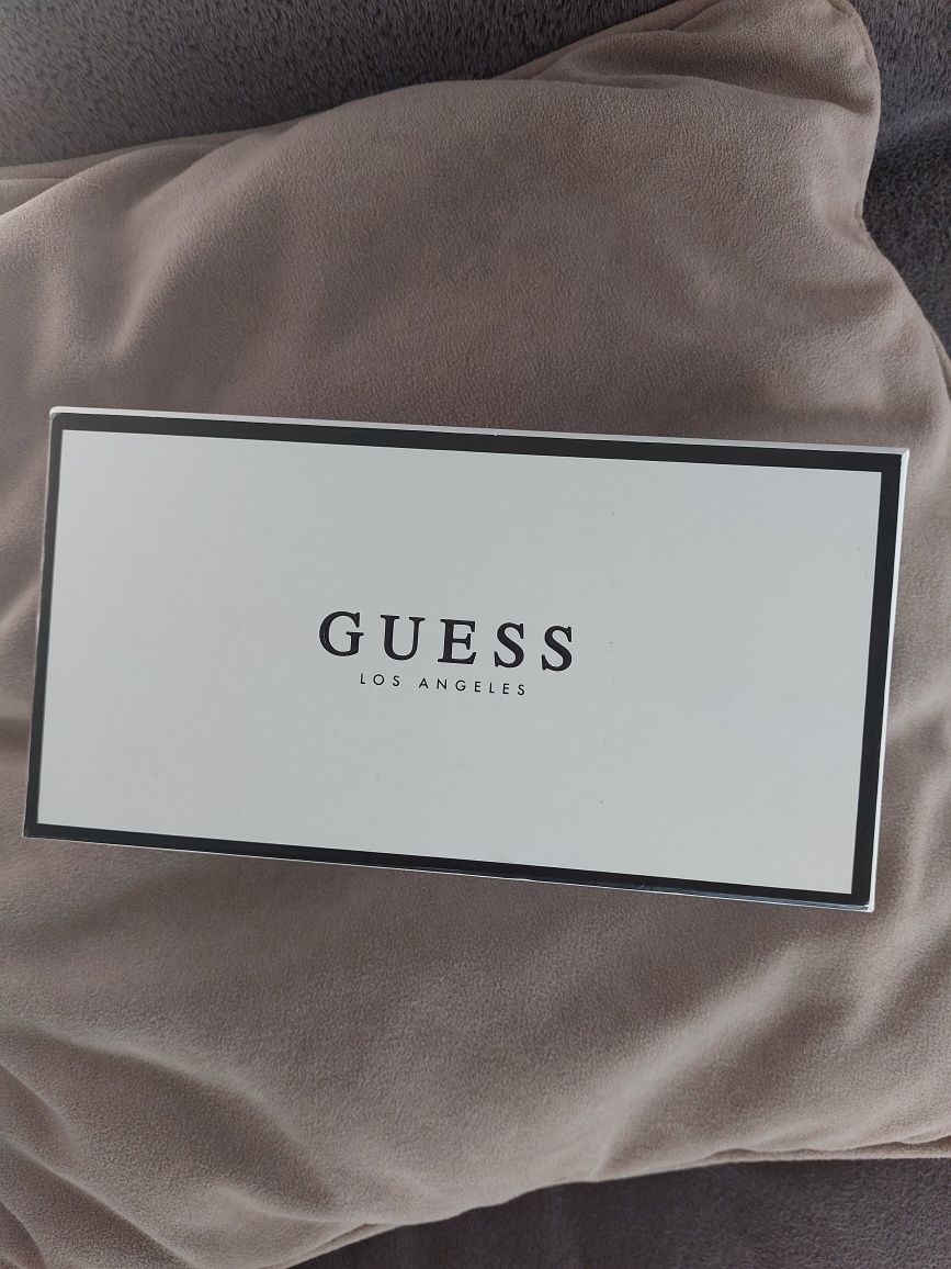 Портмоне на Guess.