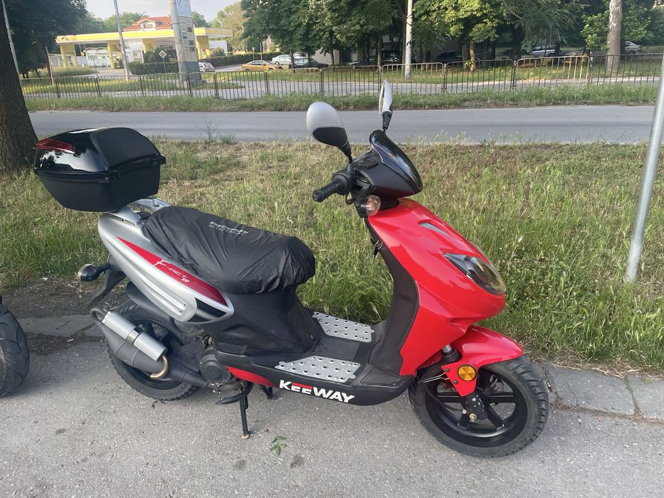 скутера е в много добро състояние качваш се и караш задължително прехв