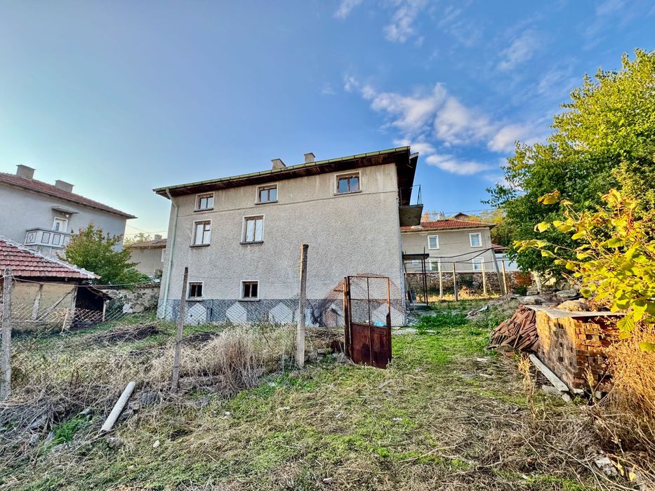 Продава се масивна къща в с. Бъта, общ. Панагюрище, обл. Пазарджик