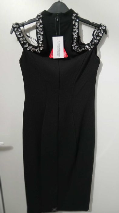 Елегантна  рокля с кристални орнаменти и „cold shoulder“ дизайн