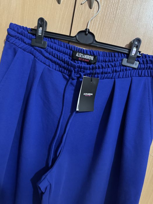 Дамски тъмно син панталон със широки крачоли.